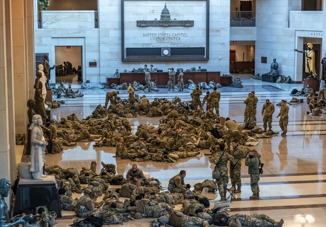 Una escena jama´s vista. Cientos de soldados ocupan uno de los amplios espacios del edificio del Capitolio en Washington.&nbsp;