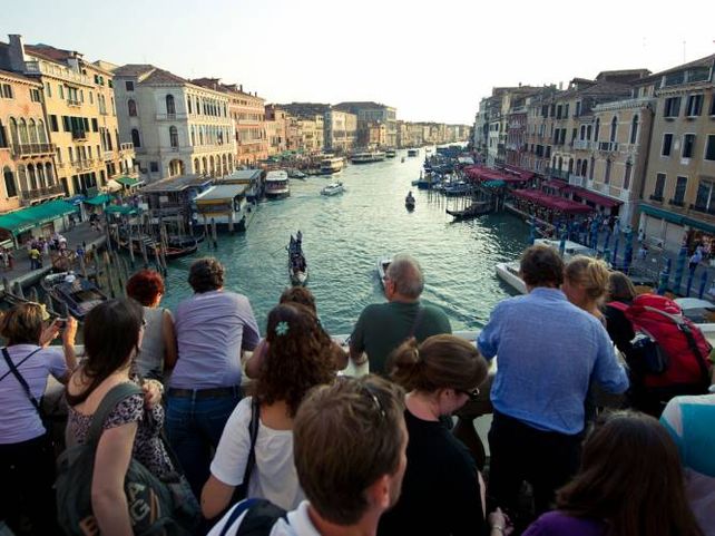 Venecia. En el barrio de Castello hay panfletos que rezan: Tourist go away.&nbsp;