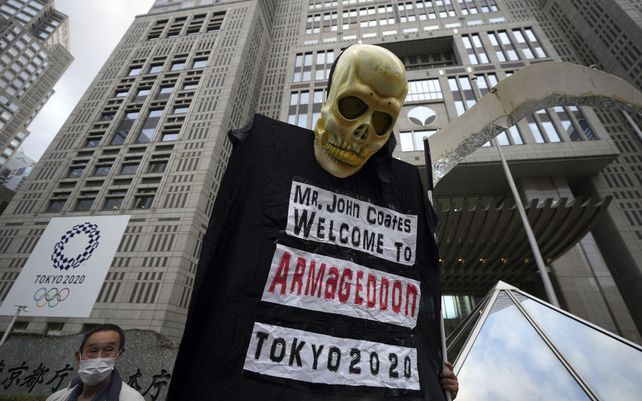 Manifestantes portan una pancarta de una efigie de la muerte durante la protesta contra la inauguración en julio de los Juegos Olímpicos de Tokio 2020 cerca del edificio del Gobierno Metropolitano de Tokio.