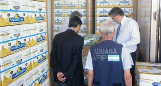 Bloquean el ingreso al pa&iacute;s de un mill&oacute;n de bananas y se dispar&oacute; el precio de la fruta