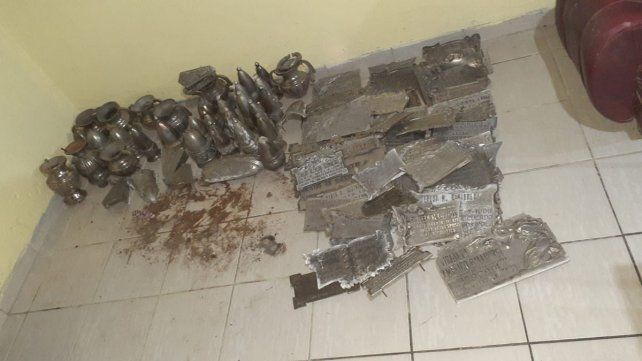 Recuperaron placas robadas del cementerio de Villa Urquiza.
