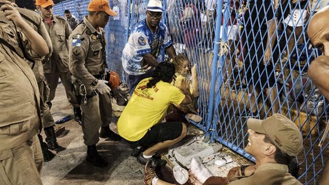 Varios heridos al desplomarse una pasarela de una carroza en los Carnavales de Río de Janeiro