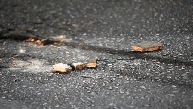 La prueba del delito. Restos de las baldosas con las que el trío de agresores atacó y asesinó a Ivana Garcilazo.