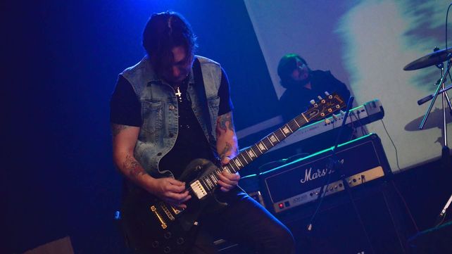 Eléctrico. Eugenio Jauchen prende fuego su Gibson Les Paul
