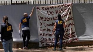 El cartel amenazante contra los periodistas de Rosario apareció colgado en la reja de Telefe Rosario.&nbsp;