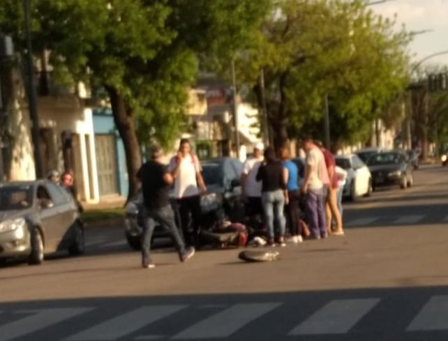 Impactante choque entre un auto y una moto en la zona sur