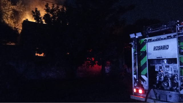 Incendio en zona noroeste: una casa terminó destruida por las llamas