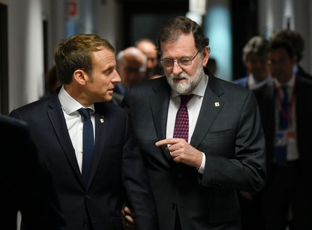 Incertidumbre. Rajoy se reunió con Emmanuel Macron a su llegada a Bruselas para una cumbre europea.