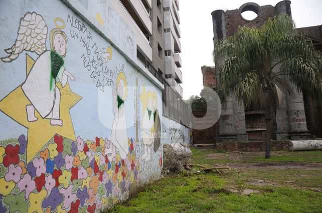 Aparecieron más pintadas de pañuelos verdes en iglesias y monumentos de la ciudad