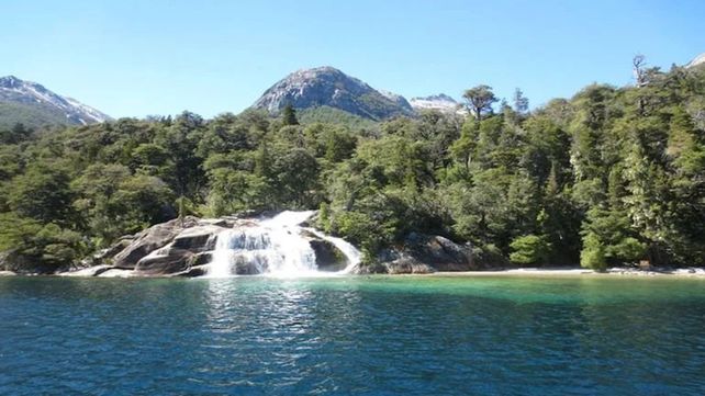 La mujer se deslizó en la Cascada Frey