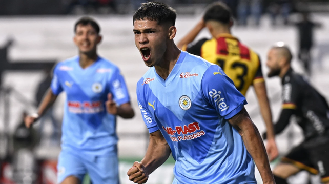 Walter Núñez celebra uno de sus goles en el fútbol de Uruguay