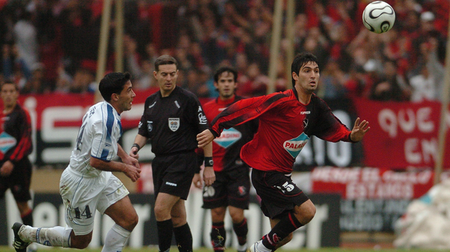 Hugo Colace disputa la pelota en un partido entre Newells y Vélez.