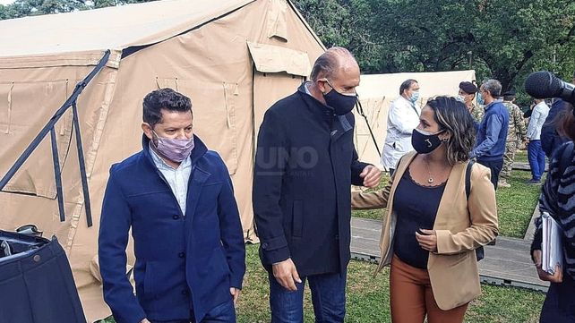 El gobernador Omar Perotti durante la recorrida al hospital.