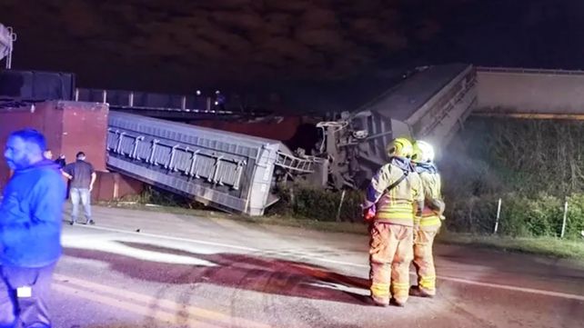 Rosario: colapsó un puente y cayeron vagones de un tren