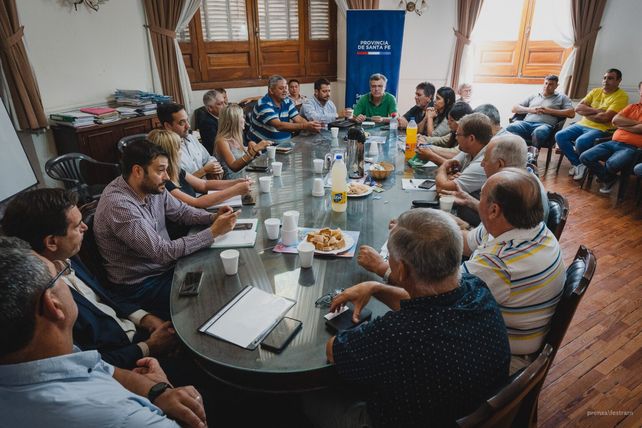 Festram. Los dirigentes de los trabajadores municipales denuncian que el intendente de Las Rosas no pagó la totalidad de los salarios para suprimir el derecho de huelga.