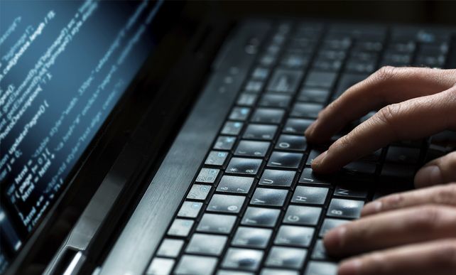 El pirata informático habría utilizado el programa Mirai para tomar el control de unos 150.000 dispositivos.