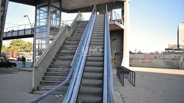 Piden la refuncionalización de la escalera mecánica y el ascensor del Parque Alberdi