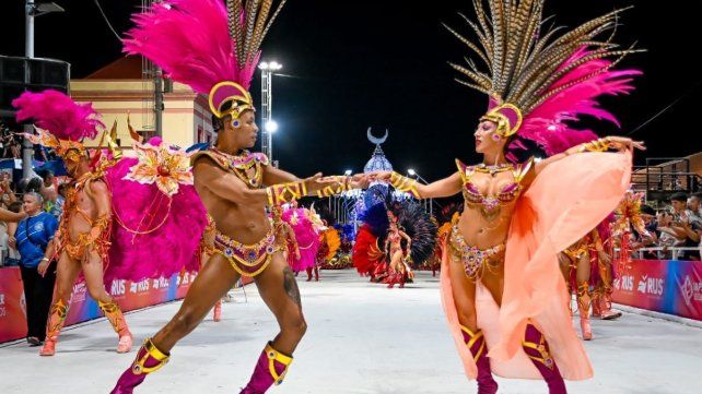 El Carnaval del País tuvo otra noche multitudinaria