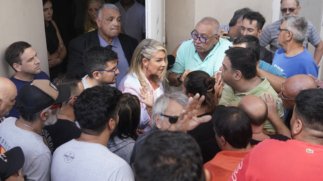 La presidenta del Concejo Municipal, María Eugenia Schmuck, salió del Palacio Vasallo para tratar de contener y dialogar con los taxistas que pedían justicia por sus dos colegas asesinados.