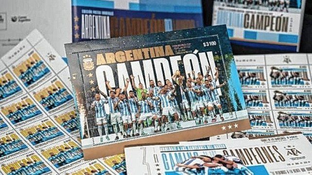El Correo Argentino sacó a la venta sellos postales en alusión al primer año del título mundial en Qatar.