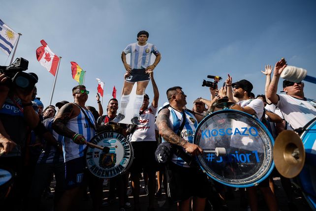 Hinchas argentinos realizaron un banderazo para darle apoyo a la selección nacional