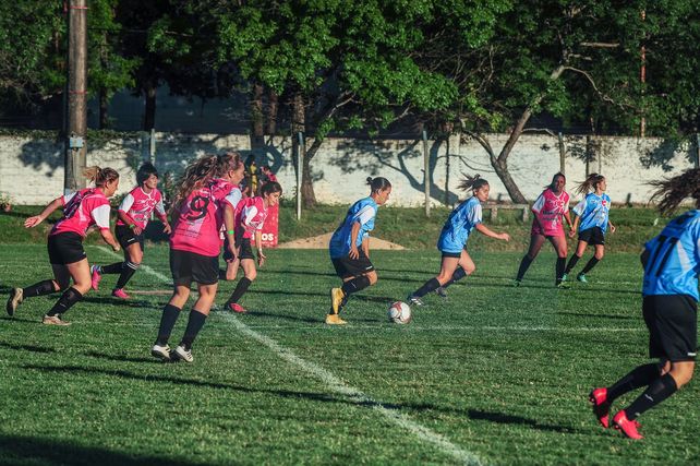 De movida. Jugadoras de Paraná y la zona abrieron el juego en la hermosa tarde en el club Don Bosco.&nbsp;