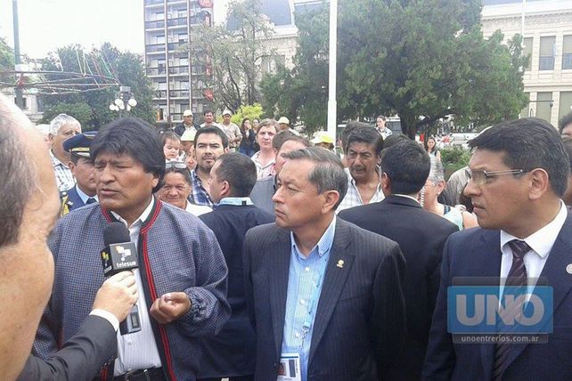 Juan Evo Morales paseó por Paraná y estuvo en la Catedral con la gente