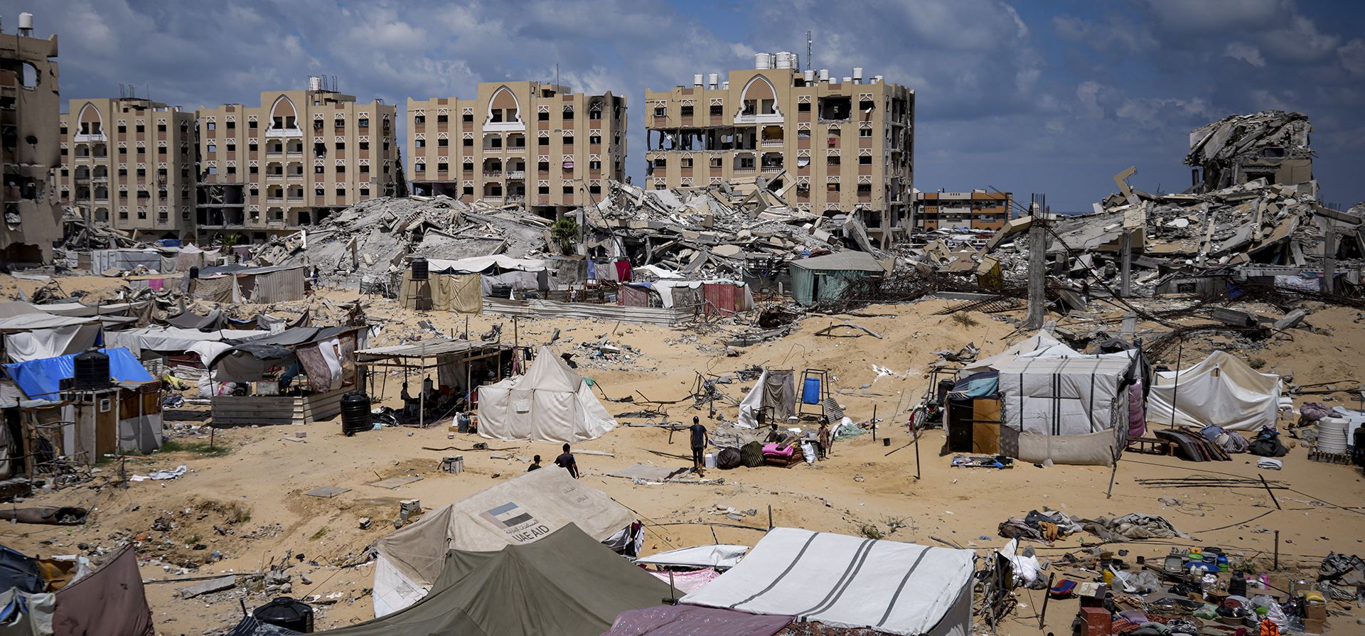 Palestinos desplazados por la ofensiva aérea y terrestre israelí en la Franja de Gaza huyen de la ciudad de Hamad, tras una orden de evacuación del ejército israelí para abandonar partes de la zona sur de Khan Younis, el domingo 11 de agosto de 2024. (Foto AP/Abdel Kareem Hana) Palestinos desplazados por la ofensiva aérea y terrestre israelí en la Franja de Gaza huyen de la ciudad de Hamad, tras una orden de evacuación del ejército israelí para abandonar partes de la zona sur de Khan Younis, el domingo 11 de agosto de 2024. (Foto AP/Abdel Kareem Hana)