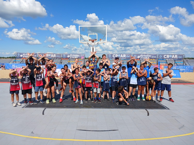 Los chicos del mini básquet fueron la actracción del 3x3 de básquet que se hizo en la playa olímpica.