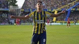 Alejo Veliz y uno de sus tantos festejos con la camiseta de Central. La historia podría repetirse.