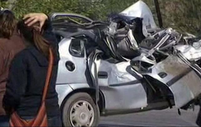 El Corsa que trasladaba a los jóvenes fallecidchocó contra un camión. (Imagen de TV)