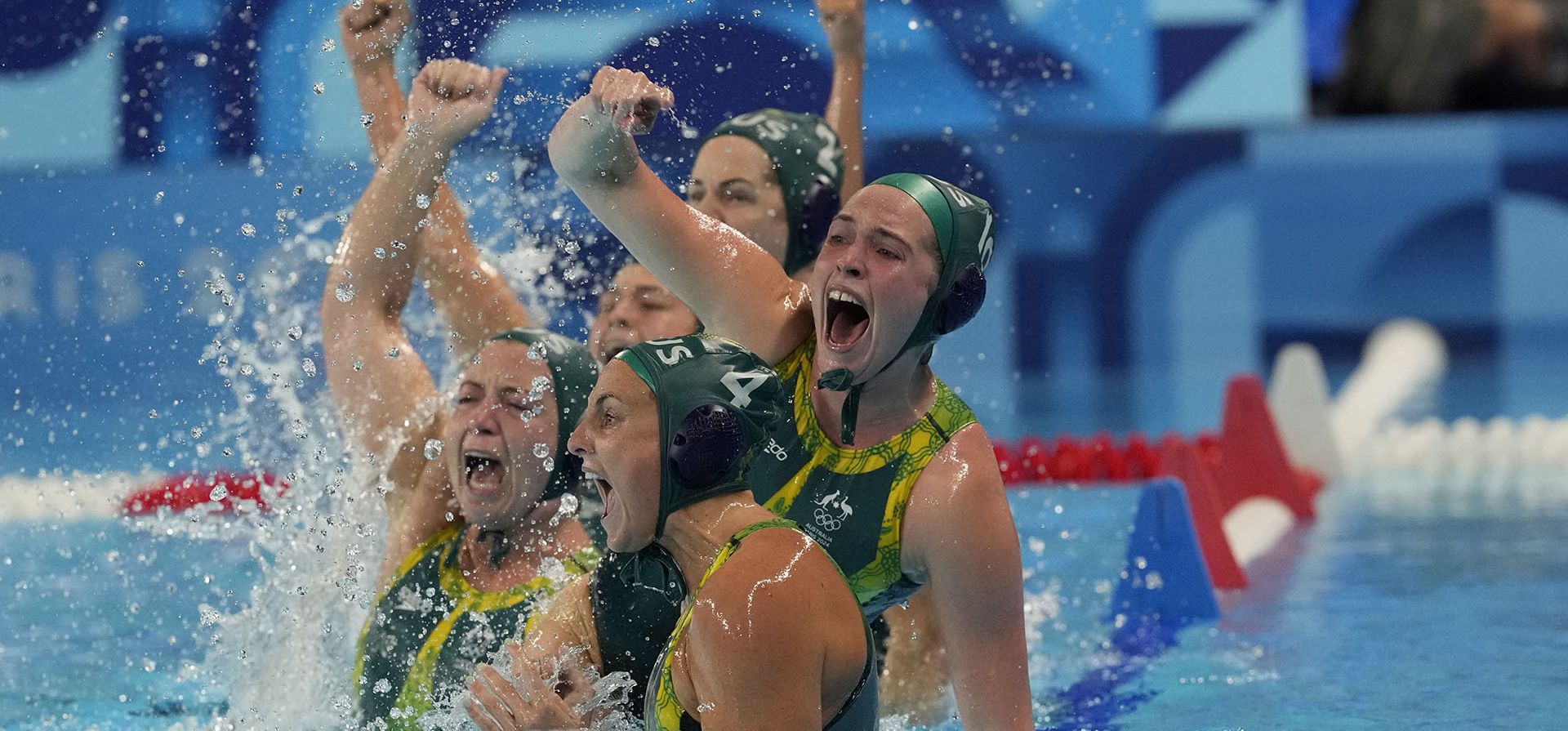 Alice Williams, y Bronte Halligan, de Australia, en el centro, celebran después de ganar en la tanda de penales en un partido preliminar del grupo A de waterpolo femenino entre Holanda y Australia, en los Juegos Olímpicos de Verano de 2024, el miércoles 31 de julio de 2024, en Saint-Denis, Francia. (Foto AP/Luca Bruno) Alice Williams, y Bronte Halligan, de Australia, en el centro, celebran después de ganar en la tanda de penales en un partido preliminar del grupo A de waterpolo femenino entre Holanda y Australia, en los Juegos Olímpicos de Verano de 2024, el miércoles 31 de julio de 2024, en Saint-Denis, Francia. (Foto AP/Luca Bruno)