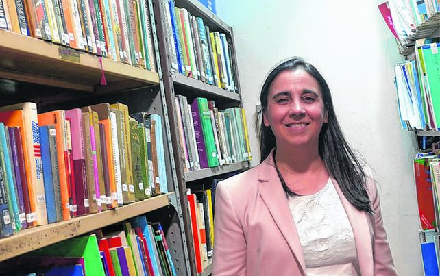 La profesora Paola Piacenza anima a los chicos a marcar con sus preguntas y comentarios los textos que leen.