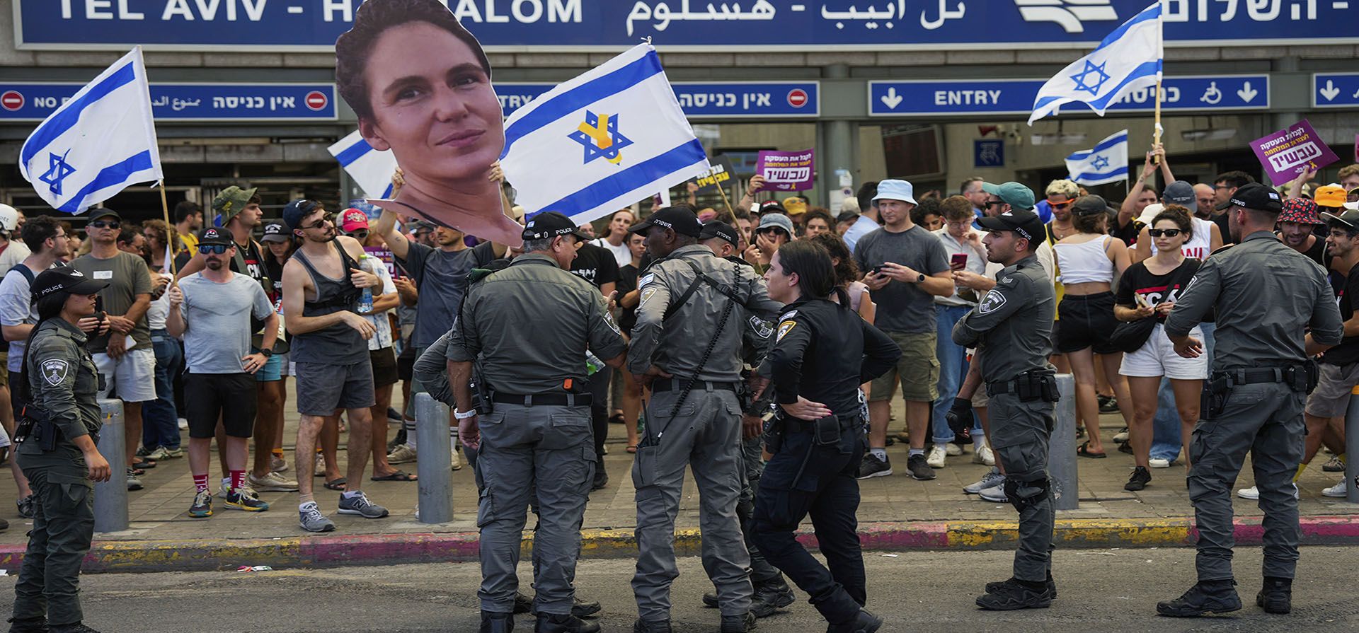 Los manifestantes exigen un acuerdo de alto el fuego y la liberación inmediata de rehenes en poder de Hamas en la Franja de Gaza después de la muerte de seis rehenes en el territorio palestino, en Tel Aviv, Israel, el lunes 2 de septiembre de 2024. (Photo/ AP// Ohad Zwigenberg) Los manifestantes exigen un acuerdo de alto el fuego y la liberación inmediata de rehenes en poder de Hamas en la Franja de Gaza después de la muerte de seis rehenes en el territorio palestino, en Tel Aviv, Israel, el lunes 2 de septiembre de 2024. (Photo/ AP// Ohad Zwigenberg)