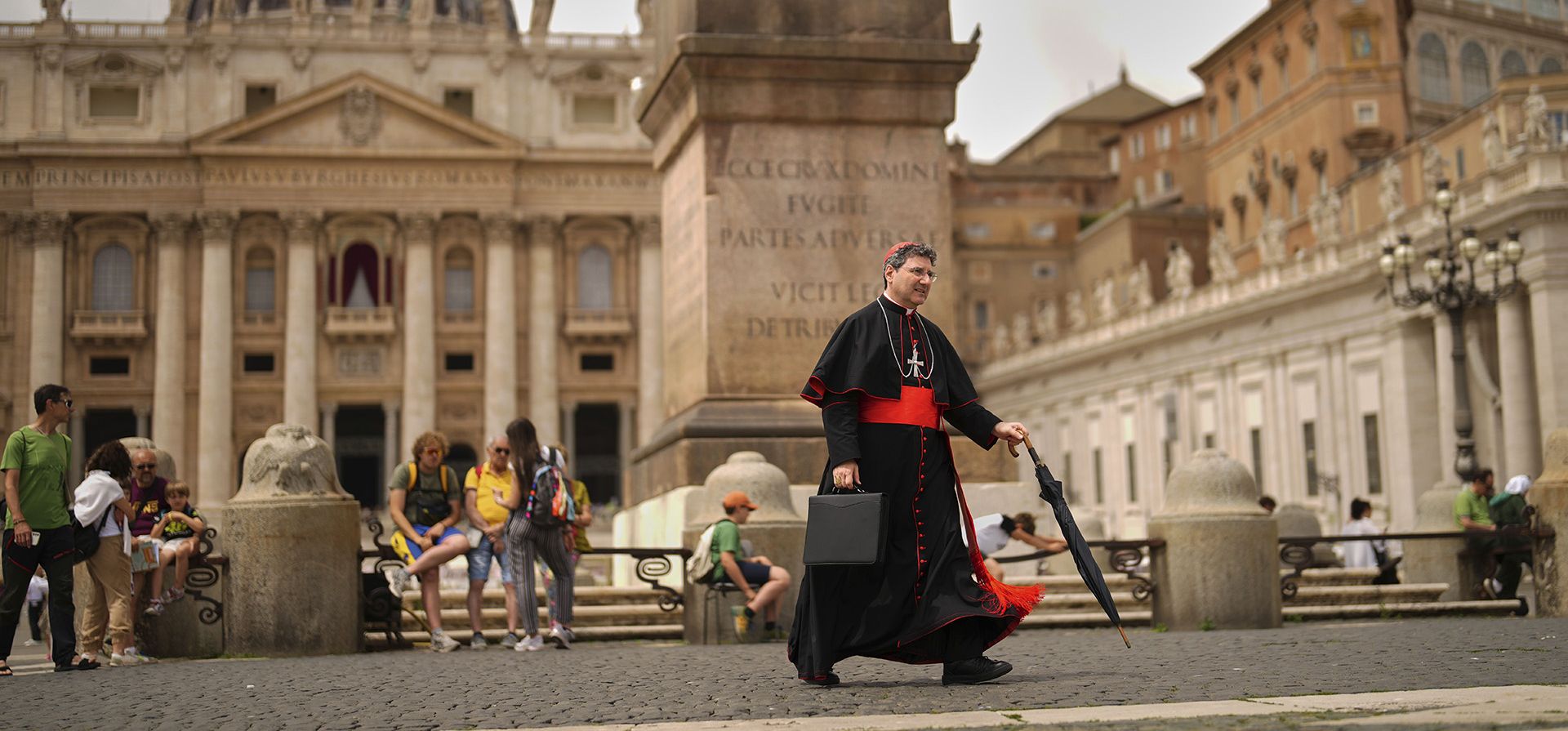 El cardenal Francisco León camina por la Plaza de San Pedro, en el Vaticano, el lunes 5 de mayo de 2025, tras asistir a la Congregación General de Cardenales en el Aula Nueva del Sínodo, donde se preparan para el cónclave que comenzará el 7 de mayo para elegir al 267.º pontífice romano. (Foto AP/Francisco Seco) El cardenal Francisco León camina por la Plaza de San Pedro, en el Vaticano, el lunes 5 de mayo de 2025, tras asistir a la Congregación General de Cardenales en el Aula Nueva del Sínodo, donde se preparan para el cónclave que comenzará el 7 de mayo para elegir al 267.º pontífice romano. (Foto AP/Francisco Seco)