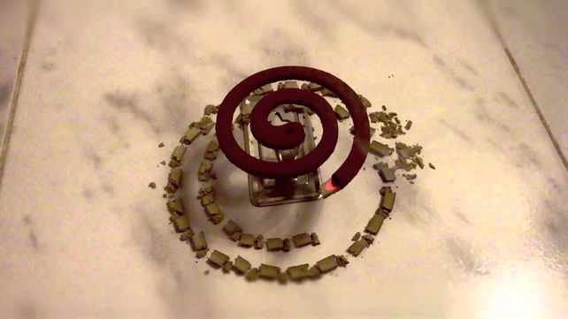 Puso un espiral para mosquitos en el auto y lo incendió