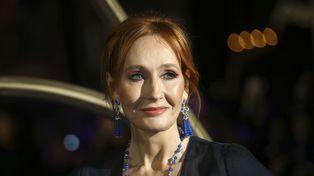 Acusan a la nueva novela de J.K. Rowling de transfóbica y llaman a boicotearla
