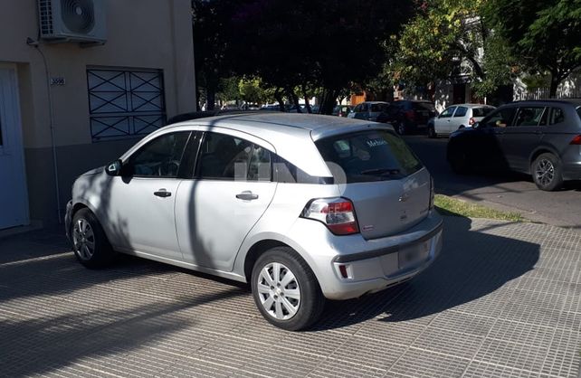 Terminaron sobre la vereda después de un choque