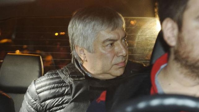 Lázaro Báez esposado