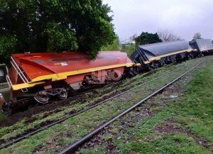 A días del descarrilamiento del tren, ahora un choque enciende el alerta vecinal: Los trenes vienen muy rápido y las vías están descalzadas