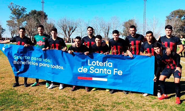 Unión de Álvarez. El rojinegro empezó con un valioso 3-1 en la visita a Unión de Totoras.