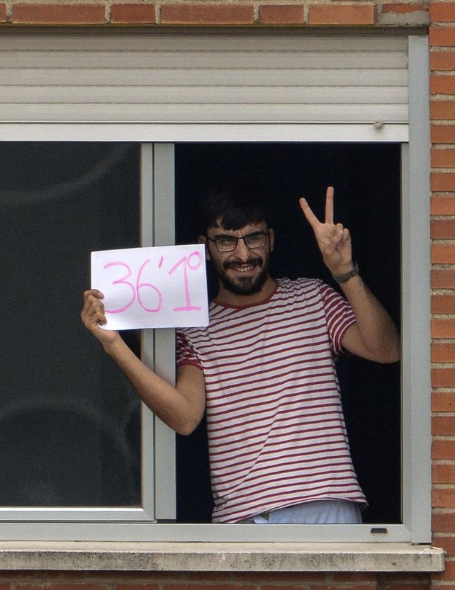 Optimismo. Un aislado en Madrid muestra su temperatura corporal.