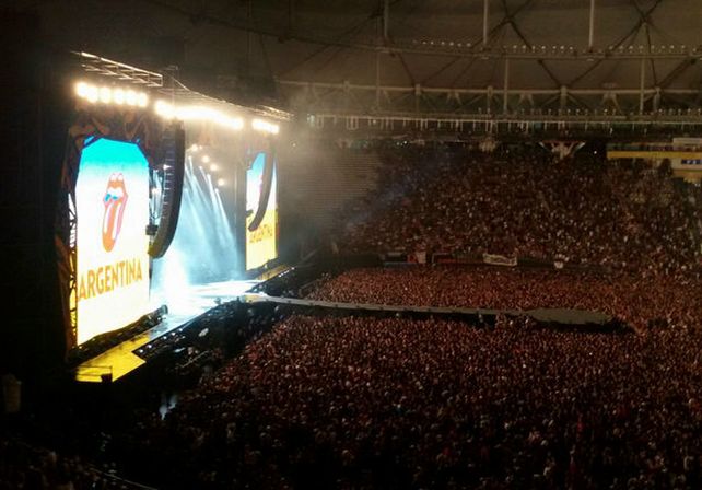 Sebastián compartió una foto del recital desde la platea del Estadio Único de La Plata.