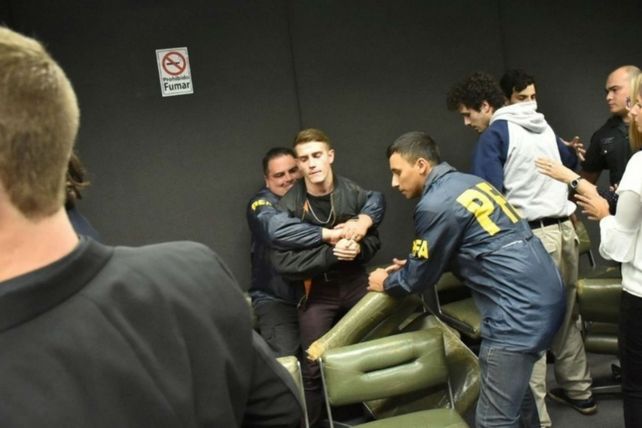 Policías de la Federal tuvieron que forcejear con los condenados en la sala.
