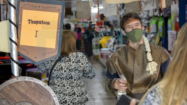 Fiesta de Disfraces: disfraces en los comercios y mural para recibir a los visitantes