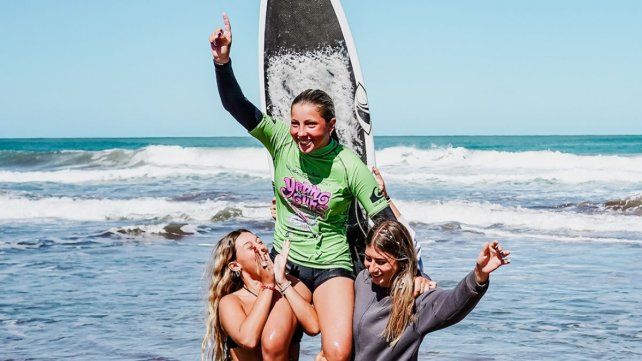 El festejo de Maia Radziunas tras ganar en M16. Otra surfista con tradición familiar.