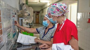 Por estar expuestos a un mayor riesgo, se estableció la obligatoriedad del uso de barbijo para el personal de salud.