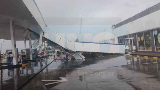 VIDEO: En Concepción del Uruguay la tormenta voló un techo en estación de servicio