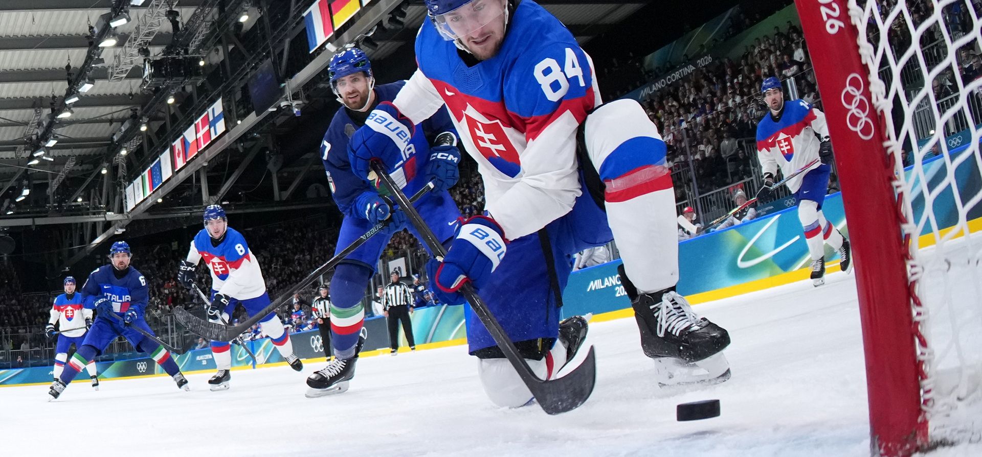 El eslovaco Pavol Regenda (84) dispara durante un partido de la ronda preliminar de hockey sobre hielo masculino entre Italia y Eslovaquia en los Juegos Olímpicos de Invierno de 2026, en Milán, Italia, el viernes 13 de febrero de 2026. (Wang Kaiyan/Pool Photo vía AP)