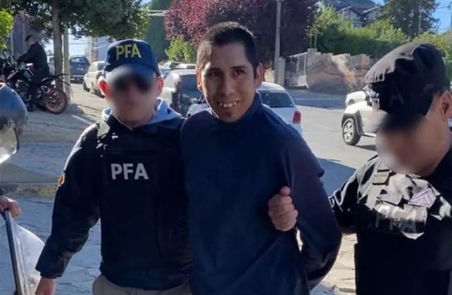 Matías Daniel Santana ayer al ser detenido a cuadras del Centro Cívico. La Policía Federal le venía haciendo un seguimiento.